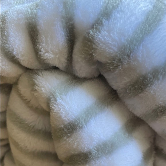 Brooks Brothers Luxe Plush King Blanket in White and Light Gray Stripes - Picture 5 of 12